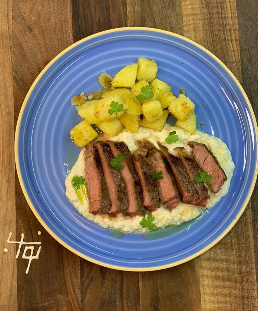 بشقاب استیک، سیب‌زمینی و سس گل کلم